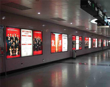 動感燈箱：地鐵廣告一般是如何定價的？